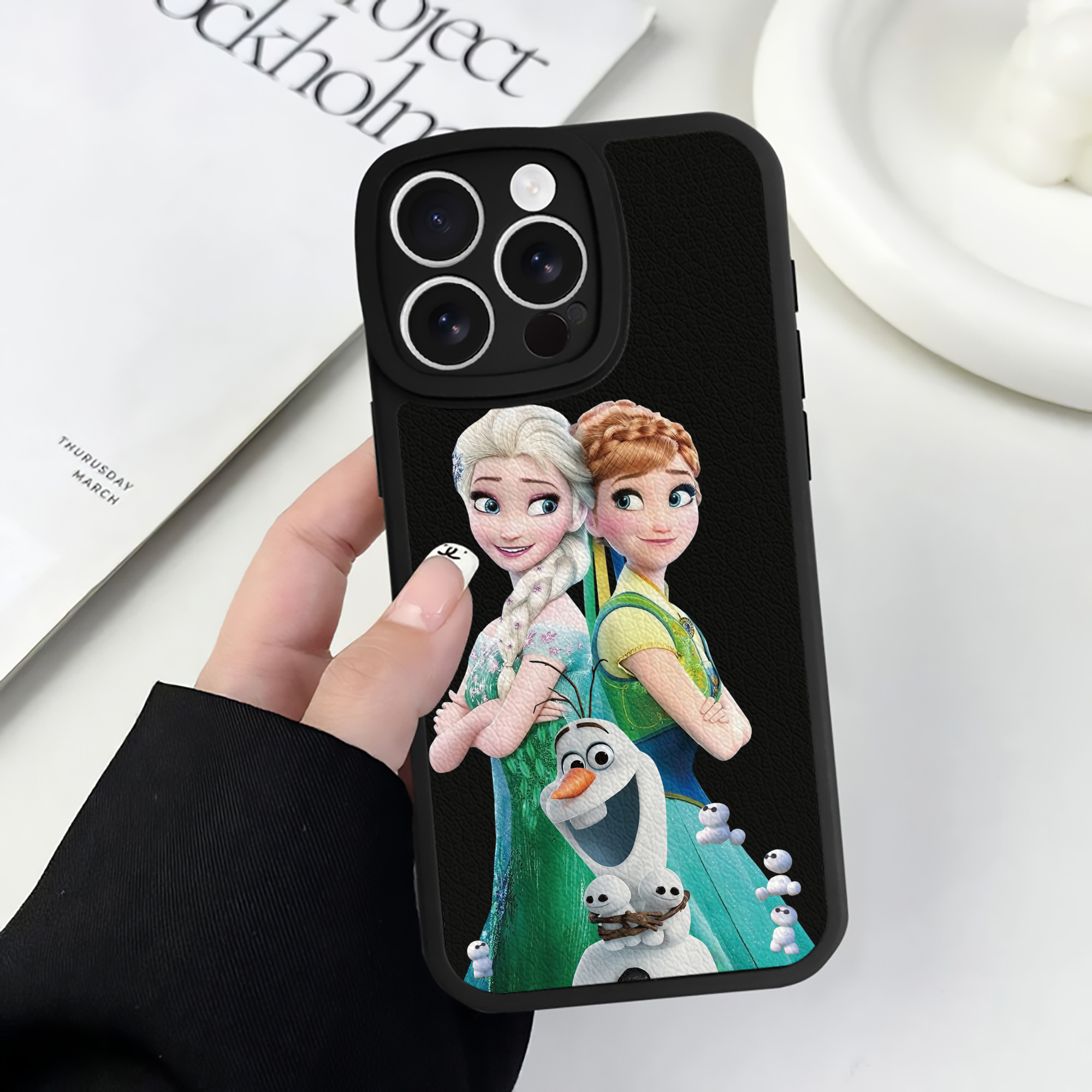 （画像用） アナと雪の女王 アンナ エルサ Frozen Anna Elsa 【iPhone 16シリーズ対応】シリコンスマホケース（レザー調） 材質：シリコン